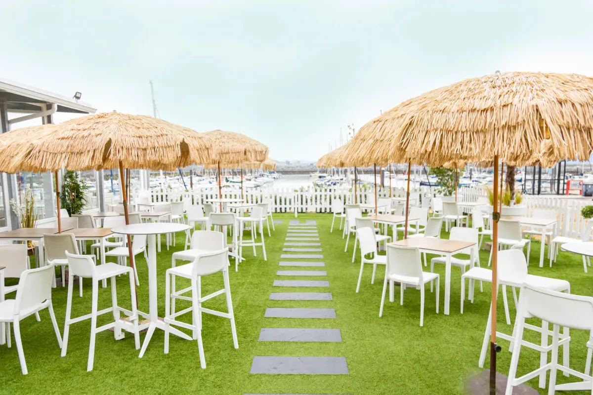 Manao - Parasols et pieds
